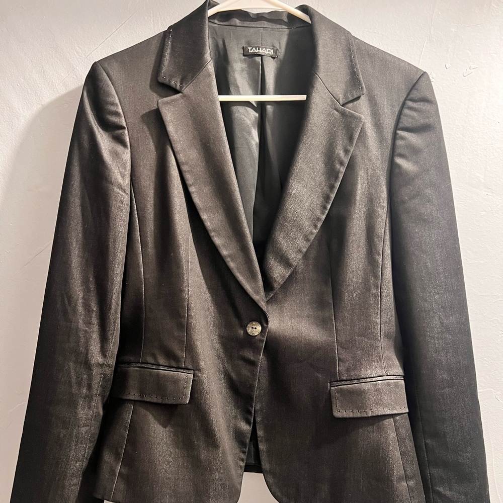 Tahari one button blazer